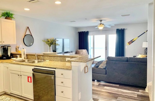 Innerarity Townhomes House | Drift Away - Waterfront End Unit with 2 Kayaks