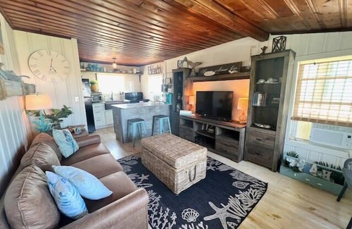 Placida House | Driftwood Cottage: Quaint Old Florida Beachfront Cottage.