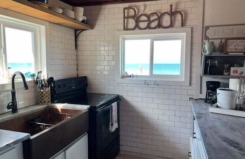 Placida House | Driftwood Cottage: Quaint Old Florida Beachfront Cottage.
