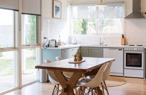 Waterhouse House | Driftwood House, Lakeside cottage, 75 metres to beach, Free wifi, BBQ.