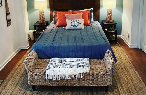 New London House | Driftwood Lake House - Cozy quiet cove!