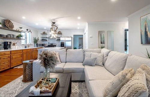Leamington House | Driftwood Lakehouse with hot tub. Short walk to Point Pelee Park