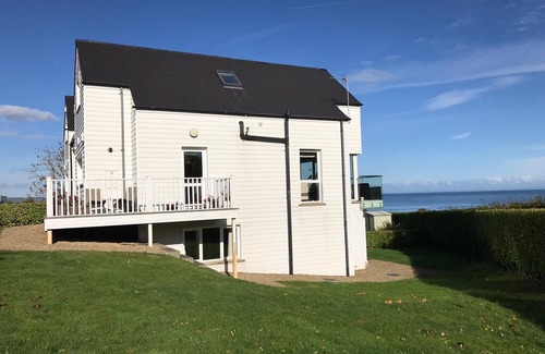 Helen's Bay Apartment | Driftwood - Luxury Beach Apartment Overlooking Golf Course and Sea
