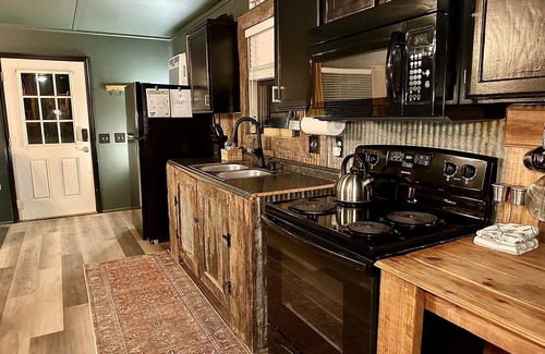 Imboden Cabin | Driftwood -Riverfront & Private, hot-tub + WiFi