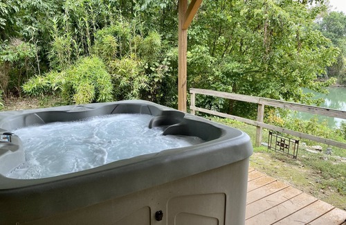 Imboden Cabin | Driftwood -Riverfront & Private, hot-tub + WiFi