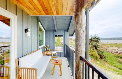 Camano Island House | Driftwood Waves