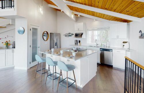 Camano Island House | Driftwood Waves