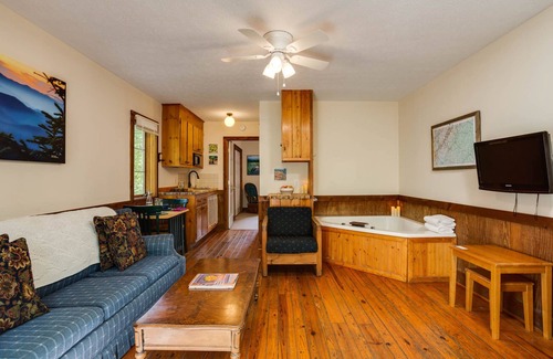 Montebello Cabin | Dripping Rock-1 King BR, Jacuzzi, Kitchenette