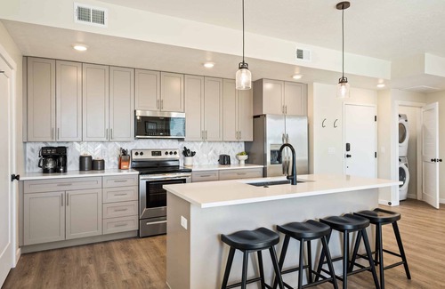 St. George Condo | Drop it like it's Hot: Desert Color Lagoon + Beaches