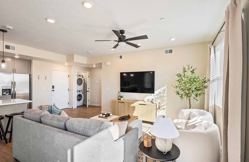 St. George Condo | Drop it like it's Hot: Desert Color Lagoon + Beaches