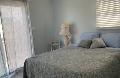 North Topsail Beach Cottage | Drunken Parrot - Sleeps 4, steps away from beach access in North Topsail Beach!