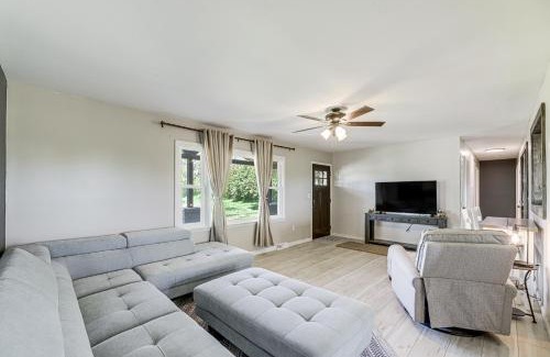 Dry Ridge House | Dry Ridge Farmhouse with Hot Tub and Game Room!