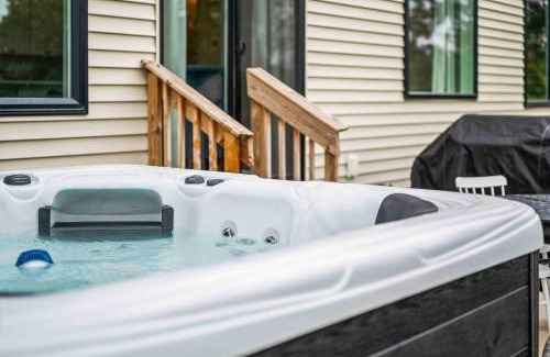 Dry Ridge House | Dry Ridge Village - 3 Houses - Close to Ark- Hot Tubs
