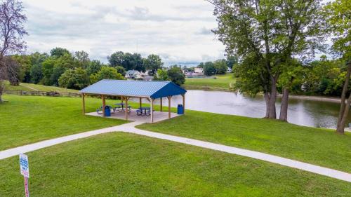 Dry Ridge House | Dry Ridge Village - 3 Houses - Close to Ark- Hot Tubs
