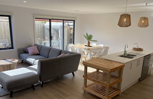 Drysdale House | Drysdale Delight - Brand new townhouse right in the middle of town