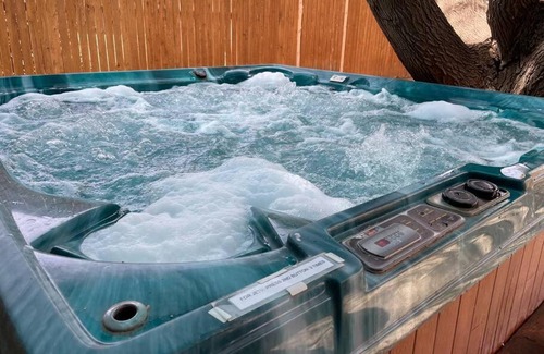 Lubbock House | DT 15mins Sleeps 20 Hot Tub Pets OK,4 TV
