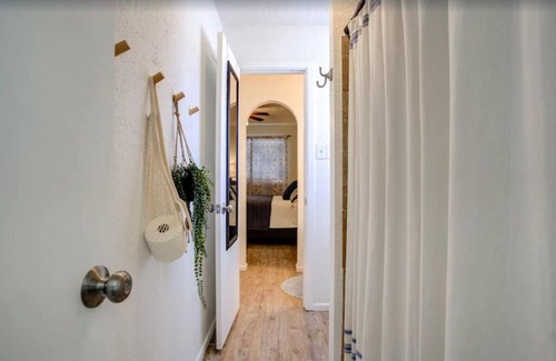 Lubbock House | DT 15mins Sleeps 20 Hot Tub Pets OK,4 TV
