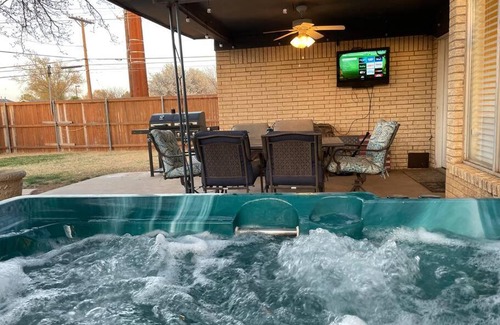 Lubbock House | DT 15mins Sleeps 20 Hot Tub Pets OK,4 TV