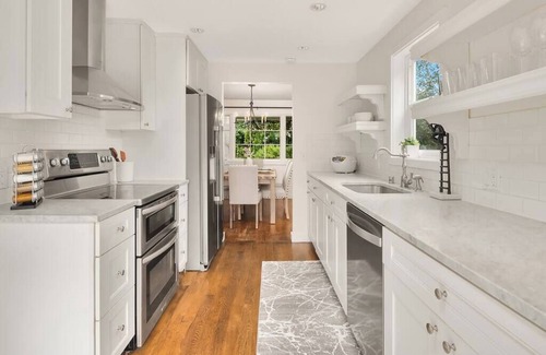 West Bellevue House | DT Bellevue Hidden Gem With a View & AC