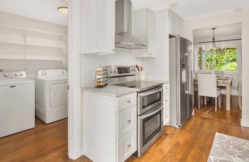 West Bellevue House | DT Bellevue Hidden Gem With a View & AC