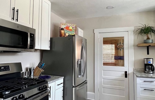 Bradenton House | DT Bradenton 2/1 Charmer - walk to DT & Riverwalk, easy access to Anna Maria