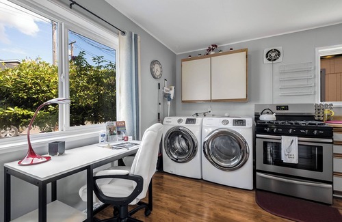 Renton House | DT Charming home 2bdrm KQbeds 4K TV's WiFi, AC in peaceful Renton, SeaTac 10 min