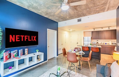 Evans Churchill Apartment | DT PHX Getaway with Balcony | Gym + Pool + Parking
