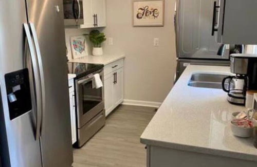 Southwest Raleigh House | DT Raleigh Oasis I Hot Tub I Fire Pit | Games