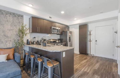 Rio Grande Apartment | DT SLC | King Bed | Gym | Parking | Walk Score 90