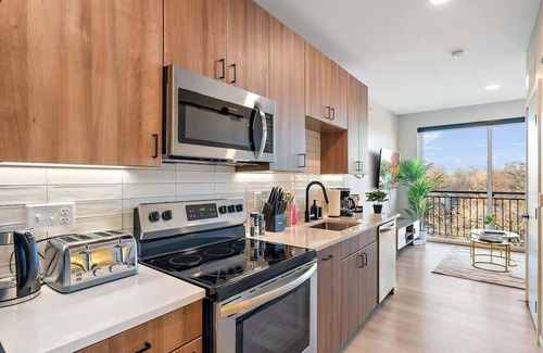 St. Anthony West Apartment | DT, UMN, 1BD, Gym, Free Parking, Rooftop by River