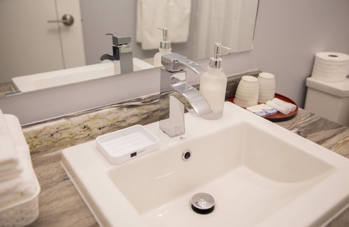 Whitehorse Apartment | DT Whitehorse Top Floor 2 En-suite Unit