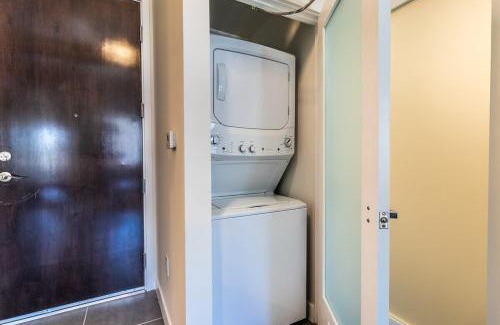 Historic Core Apartment | DTLA 2BR Rooftop Jacuzzi & Sunset Views