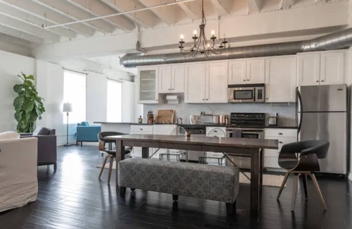 Historic Core Apartment | DTLA modern loft, quiet, Pool - parking 12 pn