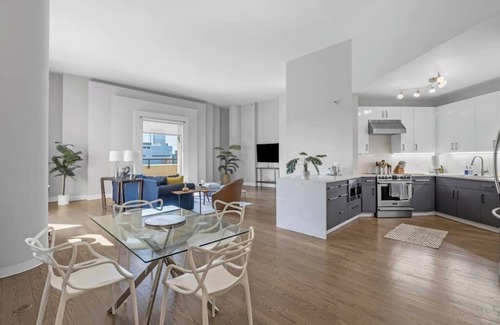 The Loop Condo | DTown Penthouse 2bd +Parking, Gym, Pvt Patio, Pool
