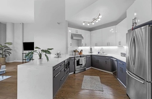 The Loop Condo | DTown Penthouse 2bd +Parking, Gym, Pvt Patio, Pool