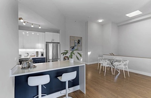 The Loop Condo | DTown Penthouse 2bd +Parking, Gym, Pvt Patio, Pool