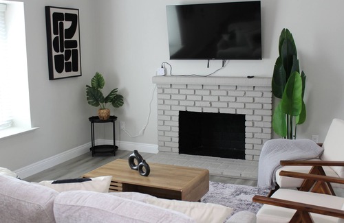 Moreno Valley House | Dual Master Rooms - Perfect for Groups & Privacy - Family-friendly - Fire Pit