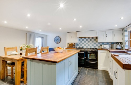 Whitby House | Duck's Cottage - Two Bedroom House, Sleeps 4