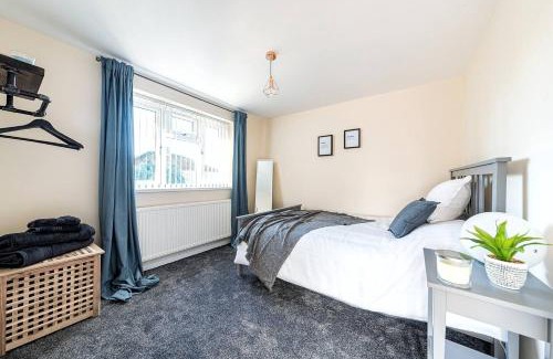 Dudley House | Dudley-hospital-3bed-parking-long Stay-contractor