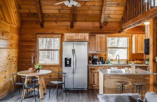 Gatlinburg - Pigeon Forge Apartment | Dudley III by AvantStay Cosy Mountain Home w Hot Tub Great Views