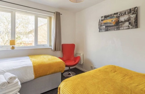 Tipton House | Dudley Port 14 Min To Birmingham City Centre by train. Airport 30 minutes