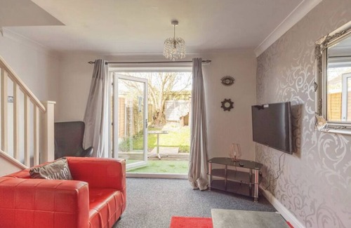 Tipton House | Dudley Port 14 Min To Birmingham City Centre by train. Airport 30 minutes