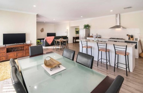 Busselton House | Duke Cottage - Pet Friendly Near Beach