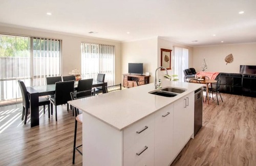Busselton House | Duke Cottage - Pet Friendly Near Beach