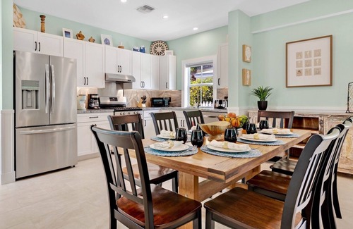 Uptown - Upper Duval House | *DUKE OF CATHERINE @ DUVAL* Brand New Home & Hot Tub + LAST KEY SERVICES…