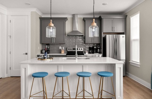 Talbot's Corner Condo | Duke9 ~ Private Penthouse Rooftop ~ Newly Redesigned Interior ~ 8 Min to Downtown and Broadway