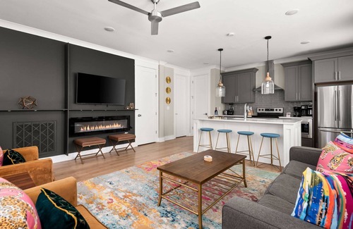 Talbot's Corner Condo | Duke9 ~ Private Penthouse Rooftop ~ Newly Redesigned Interior ~ 8 Min to Downtown and Broadway