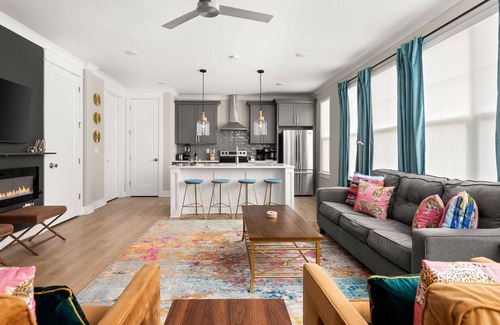 Talbot's Corner Condo | Duke9 ~ Private Penthouse Rooftop ~ Newly Redesigned Interior ~ 8 Min to Downtown and Broadway