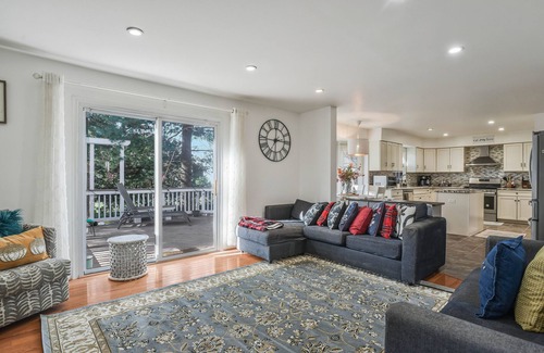 Fairfax House | Dulles Luxury: Movie Theater, Grill, Gazebo !