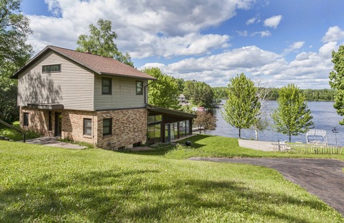 Duluth House | DULUTH LAKE HOME GREAT FAMILY GATHERING ON BEAUTIFUL LAKE INCLUDING A DOCK.